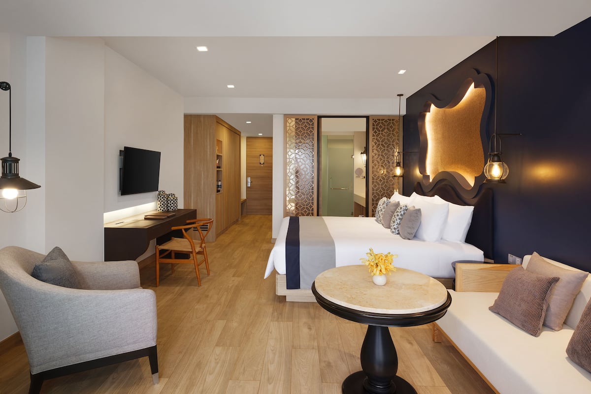 Deluxe Suite, 1 King Bed, Pool Access, Garden View