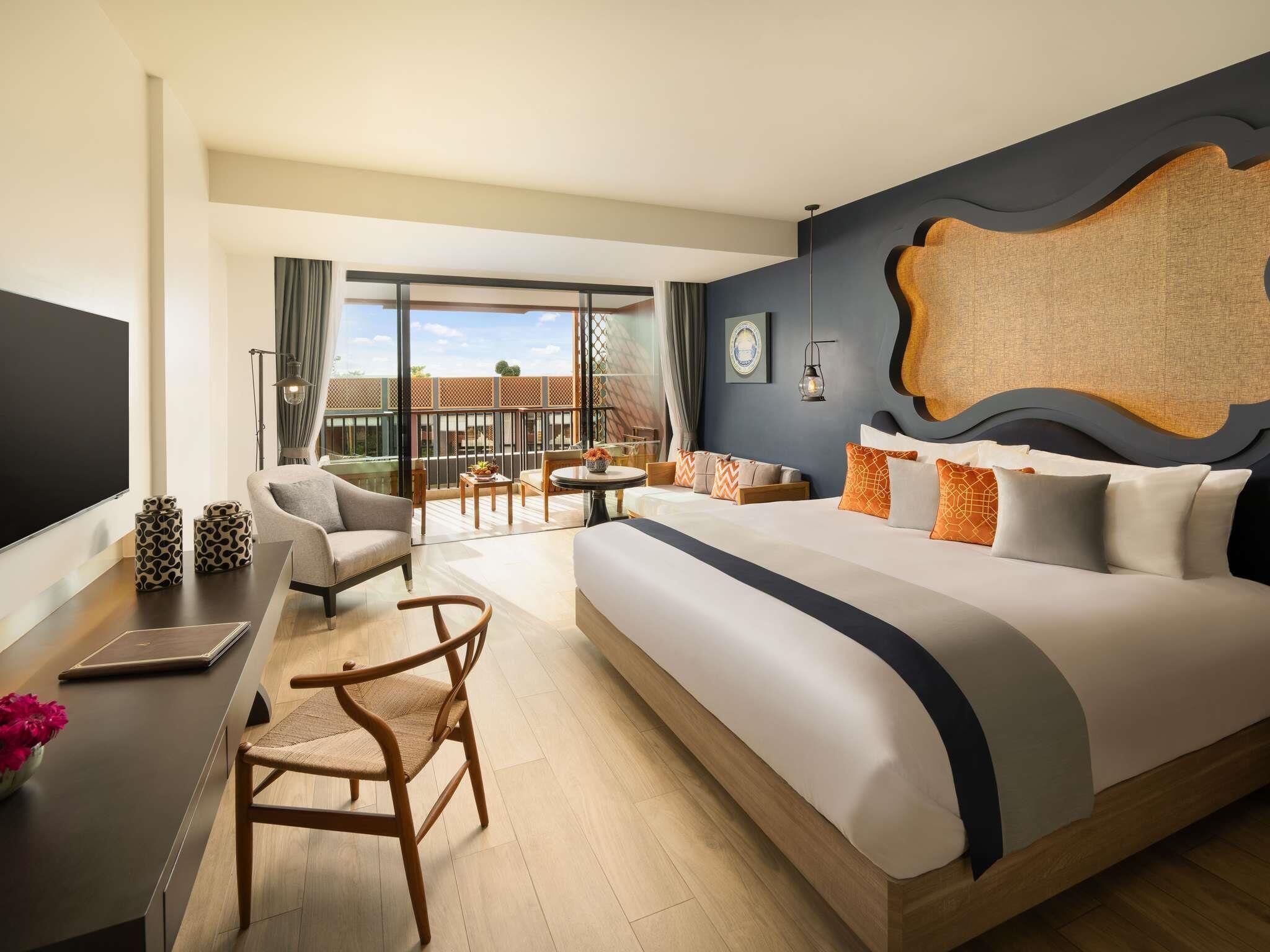 Camera Deluxe, 1 letto king, balcone, vista piscina | Biancheria da letto di alta qualità, copriletto in piuma, minibar