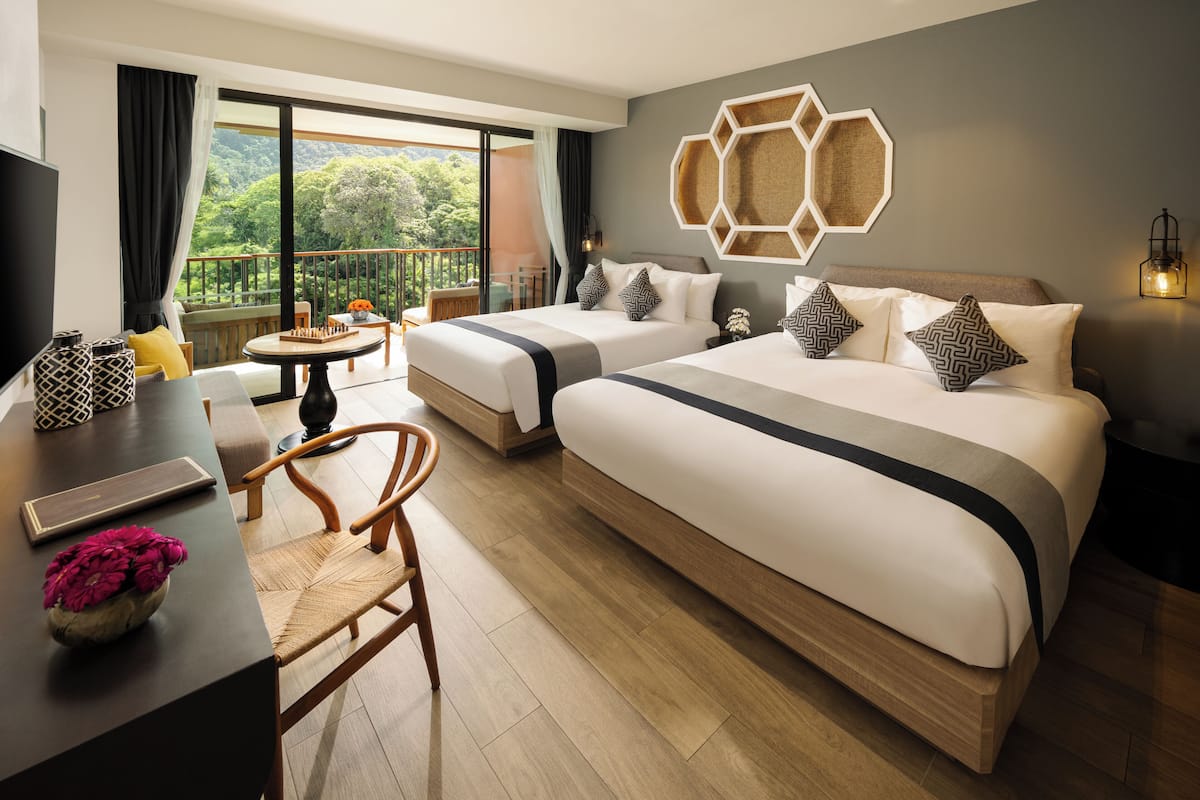 Deluxe kamer, Meerdere bedden, balkon, uitzicht op bergen (Family) | 1 slaapkamer, luxe beddengoed, donsdekens, een minibar
