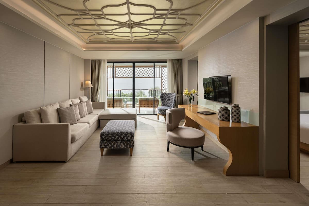 Suite, 2 slaapkamers, balkon, uitzicht op zee (Avista) | 1 slaapkamer, luxe beddengoed, donzen dekbedden, een minibar