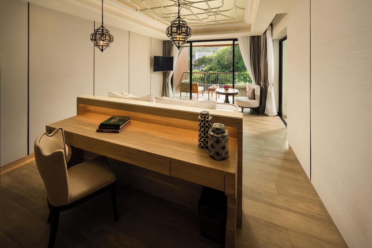 Deluxe suite, uitzicht op bergen (Whirlpool bath) | 1 slaapkamer, luxe beddengoed, donsdekens, een minibar