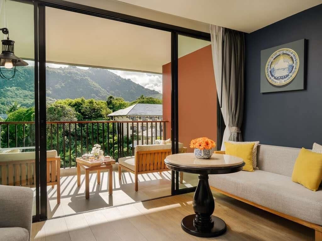 Camera Deluxe, 1 letto king, balcone, vista montagna | Biancheria da letto di alta qualità, copriletto in piuma, minibar