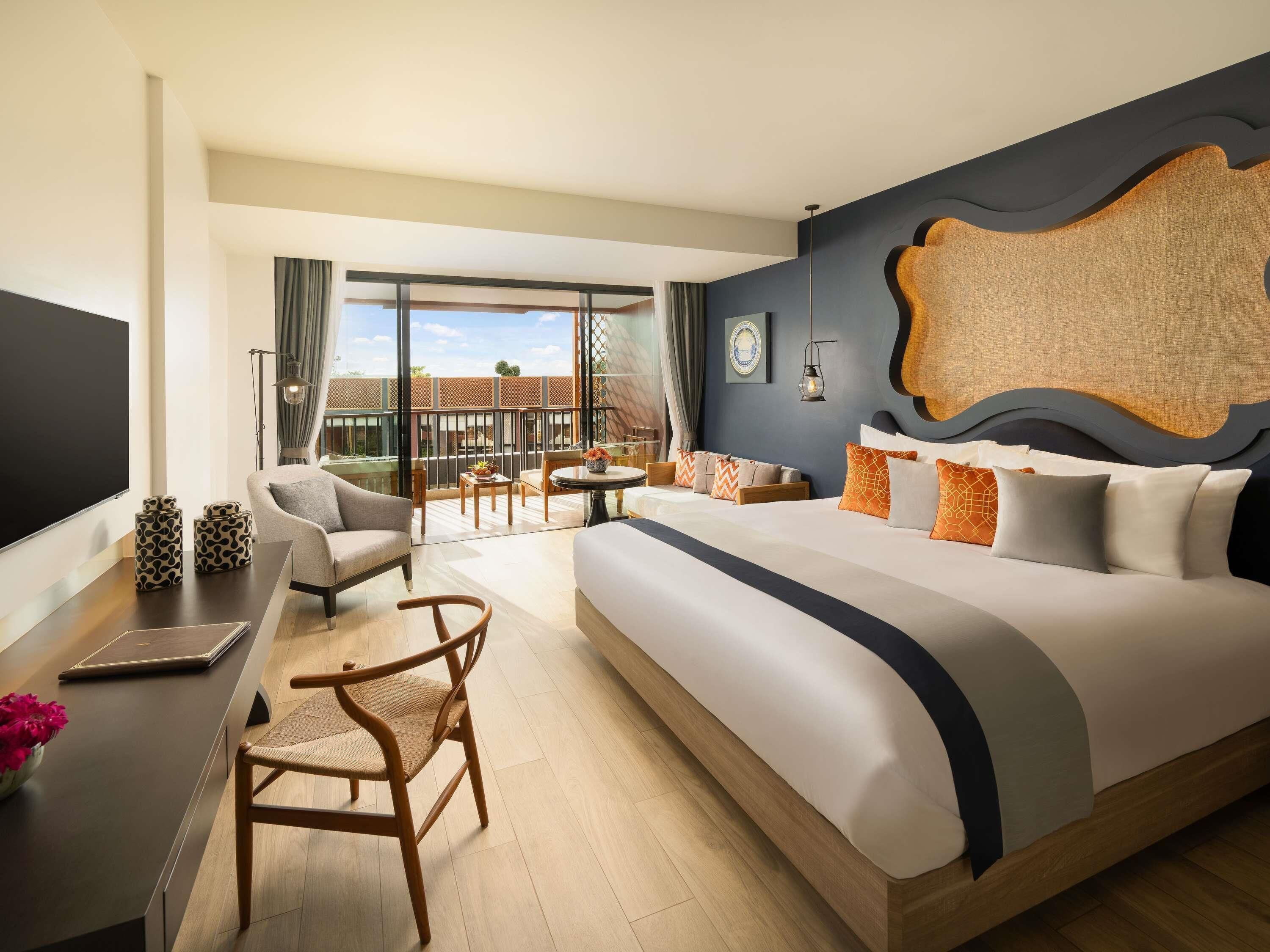 Habitación Deluxe, 1 cama de matrimonio grande, balcón, vistas a la piscina | Ropa de cama de alta calidad, edredones de plumas, minibar y caja fuerte