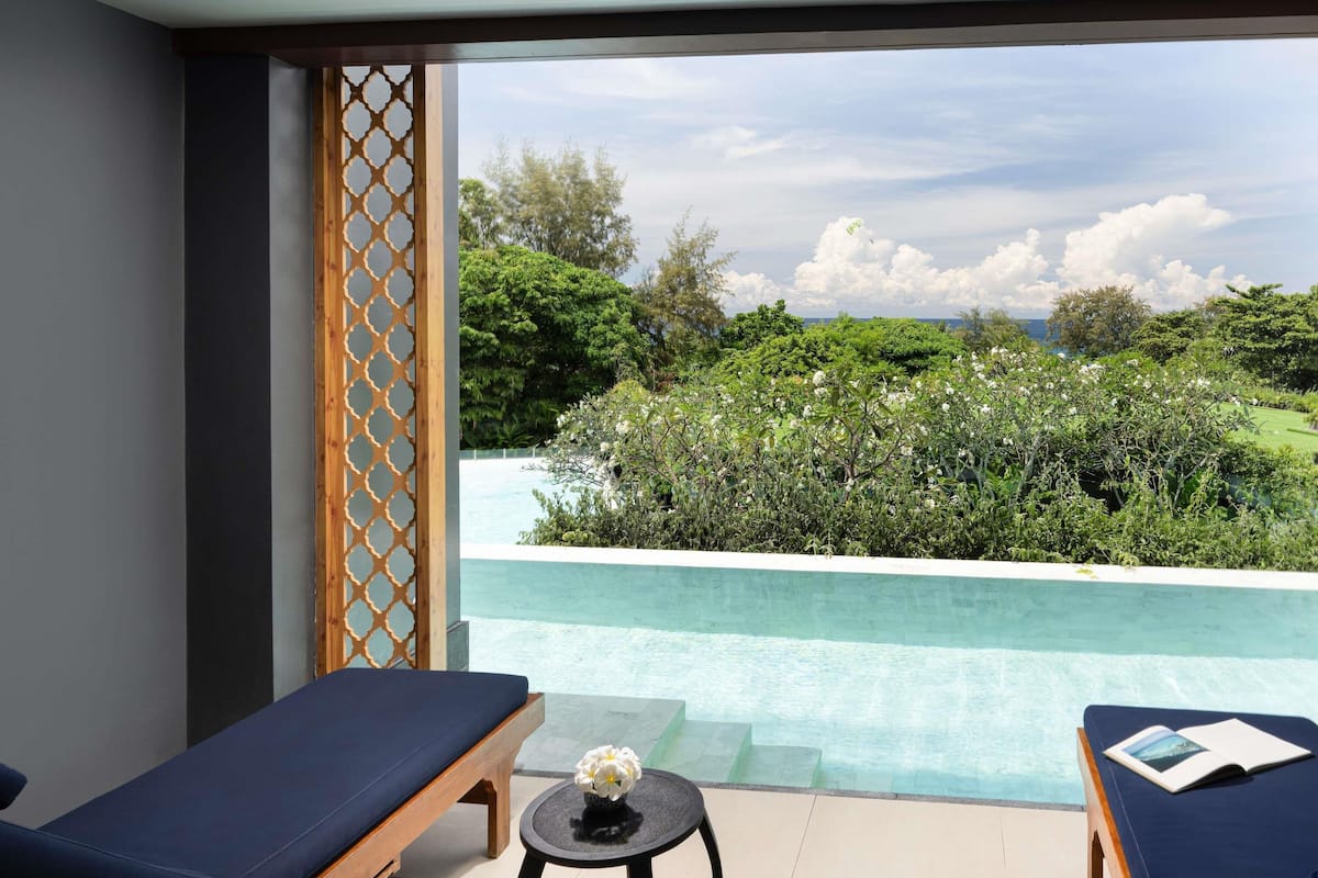 Deluxe Suite, 1 King Bed, Pool Access, Sea View