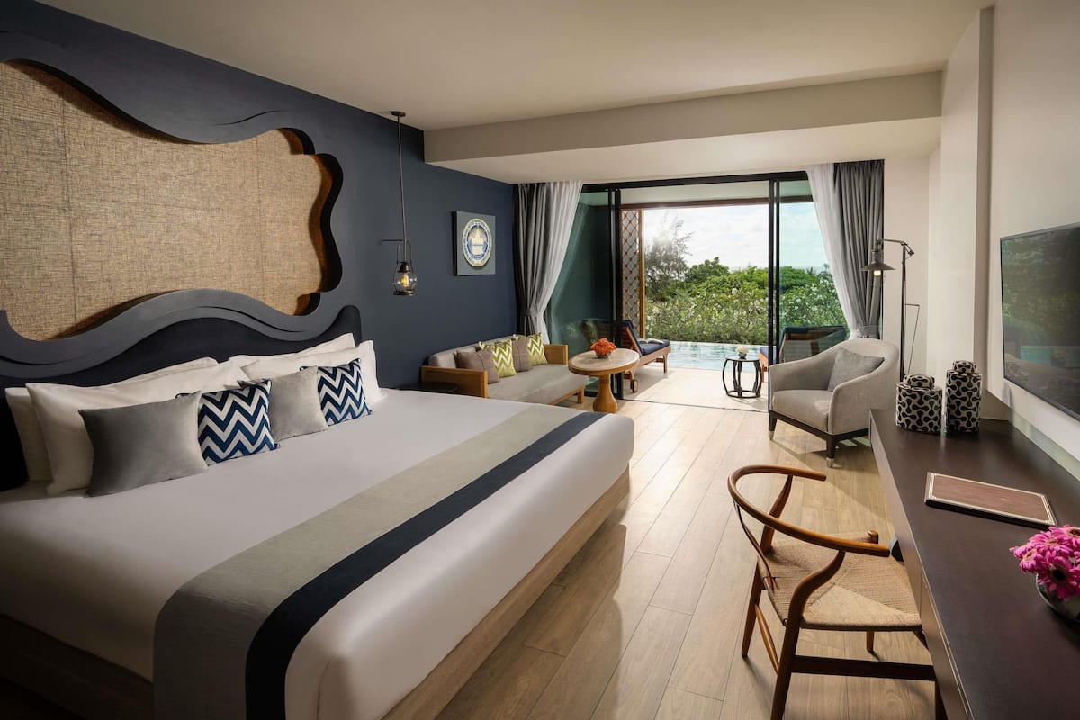 Deluxe suite, 1 kingsize bed, toegang tot zwembad, uitzicht op zee | Luxe beddengoed, donsdekens, een minibar, een kluis op de kamer