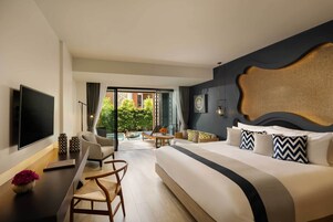 Deluxe Suite, 1 Katil Raja (King), Pool Access, Garden View | Peralatan tempat tidur premium, gebar bulu kapas, bar mini
