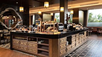 3 restaurants, spécialités Cuisine locale et internationale