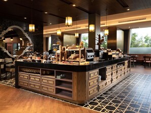 3 restaurants, serveren ontbijt, lokale en internationale gerechten