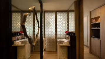 Un baño moderno con dos lavamanos, un espejo grande y un revestimiento de pared con diseño.