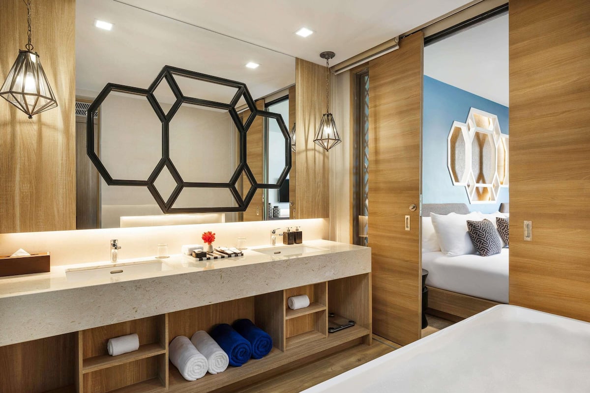 1 bedroom, premium bedding, down duvets, minibar