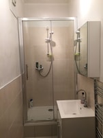 Ducha, artículos de tocador gratuitos, secador de pelo, toallas