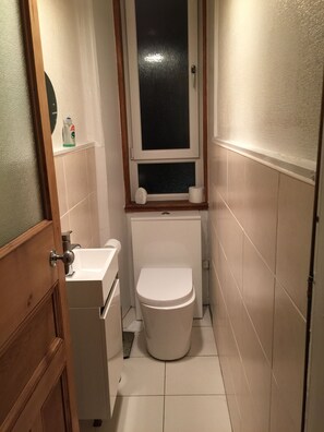 Apartment, 2 Bedrooms | Bathroom | Shower, free toiletries, hair dryer, towels - Great Location 2 Bedroom Scotstoun Flat (Glasgow)