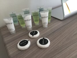 Ducha, artículos de tocador gratuitos, secador de pelo, toallas