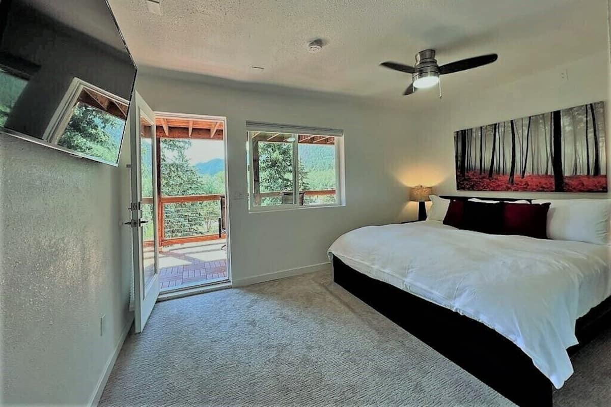 Deluxe Double Room, 1 Bedroom, Jetted Tub, Mountain View | 1 bedroom, individually decorated, individually furnished, free WiFi