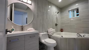 Habitación doble Deluxe, 1 habitación, hidromasaje, vista a la montaña | Decoración personalizada, muebles diferentes y wifi gratis