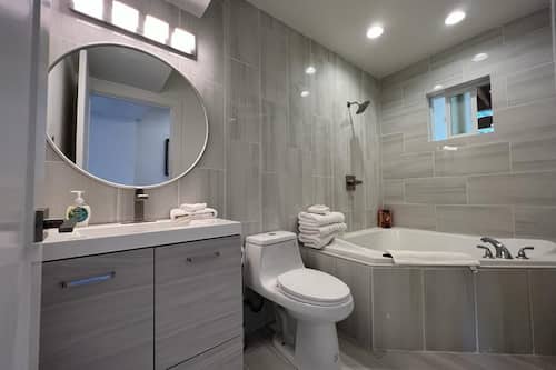 Deluxe Double Room, 1 Bedroom, Jetted Tub, Mountain View | Individually decorated, individually furnished, free WiFi, bed sheets