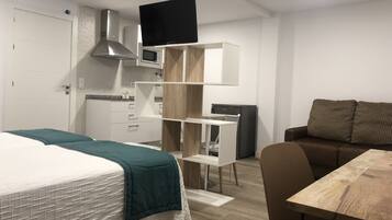 Eenvoudige loft | Luxe beddengoed, een bureau, een strijkplank/strijkijzer, gratis wifi