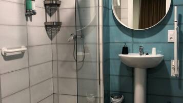 Gratis toiletartikelen, een haardroger, handdoeken