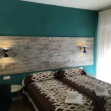 Ropa de cama de alta calidad y escritorio