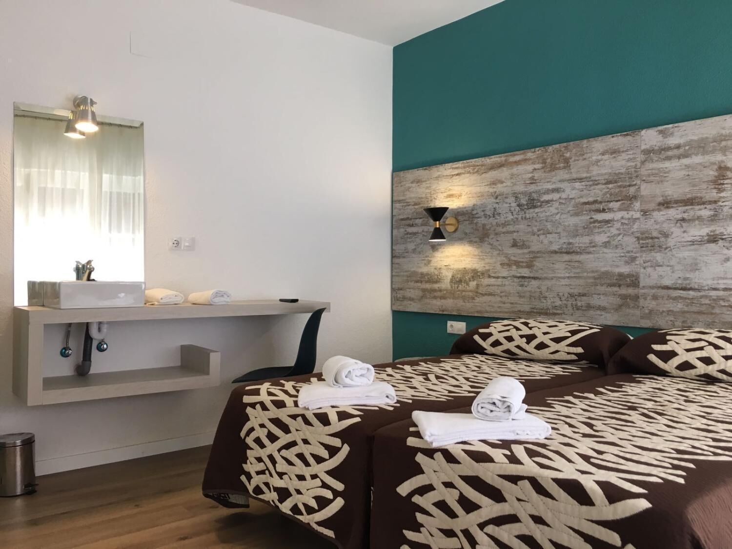 Literie de qualité supérieure, bureau, fer et planche à repasser