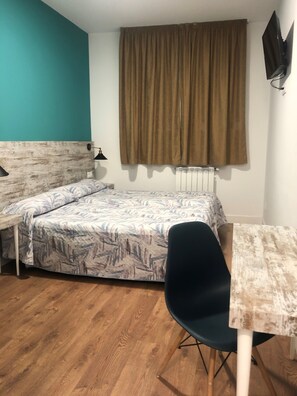 Twin Room | Bathroom | Free toiletries, hair dryer, towels - Room Concept Hostel (Santo Domingo de la Calzada)