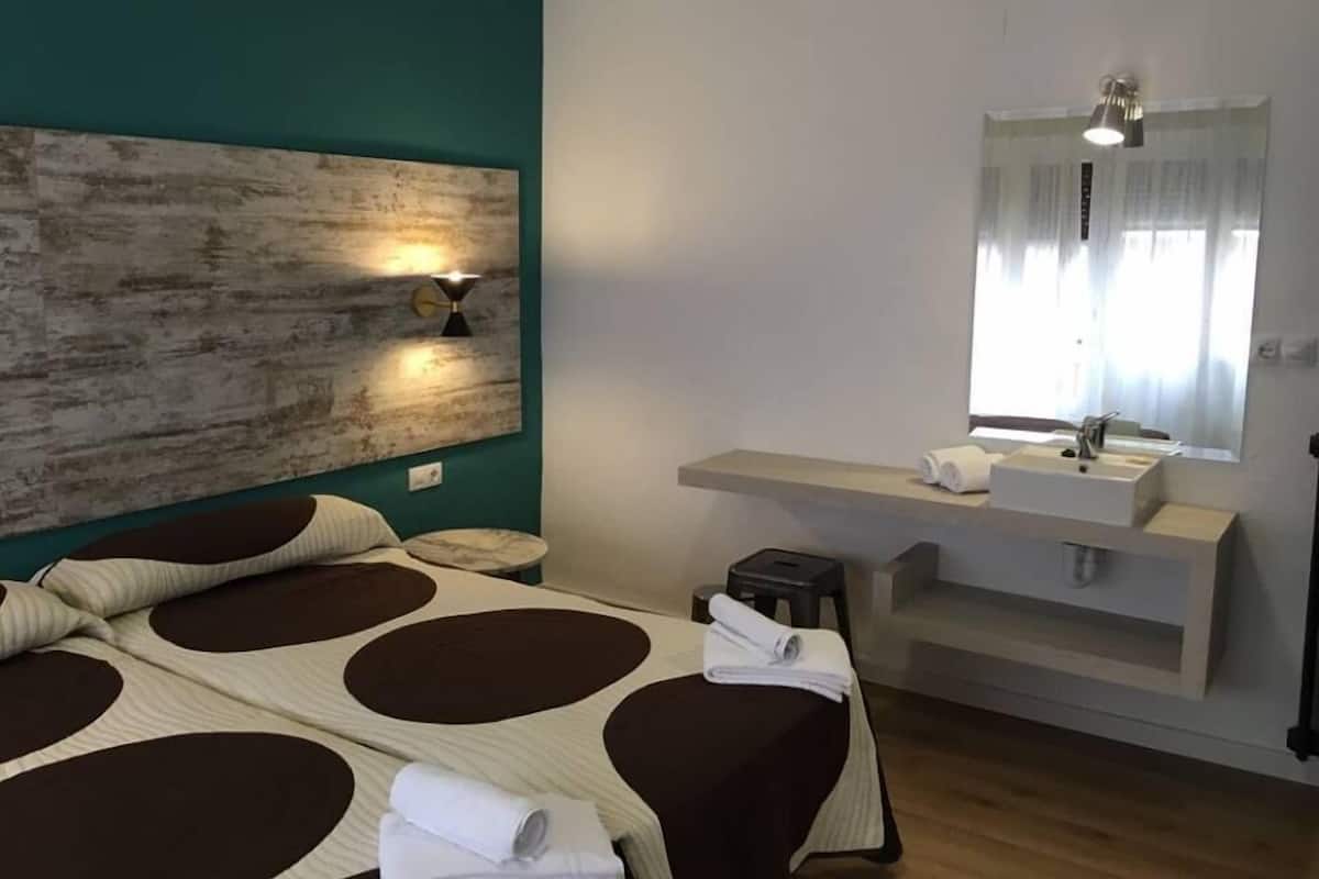 Premium bedding, desk, iron/ironing board, free WiFi