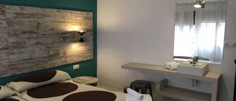 Habitación triple, baño compartido | Ropa de cama de alta calidad y escritorio