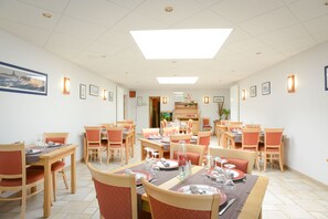 供應午餐及晚餐；地區菜