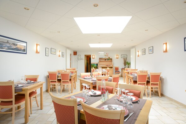 Déjeuner et dîner servis sur place, spécialités Cuisine régionale