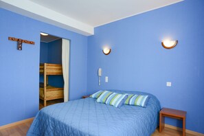 標準四人房 | 書桌、隔音、免費嬰兒床、摺床/加床 (收費)