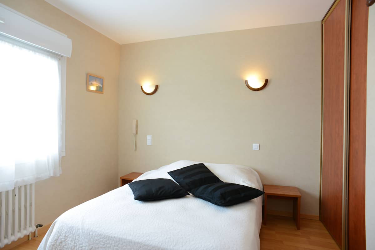 Standard Double Room | Meja, kalis bunyi, katil bayi/kot (percuma)