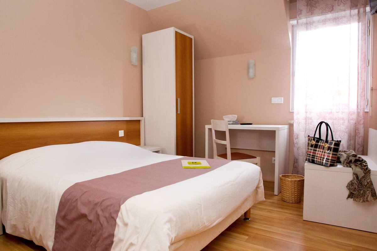 standard double room | desk, free cots/infant beds, free wifi