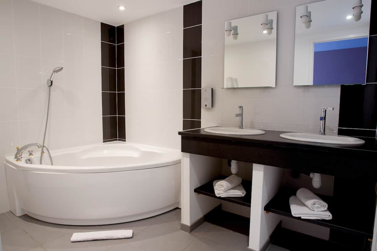 free toiletries, towels