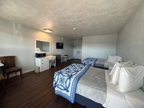 Escritorio, espacio para trabajar con laptop y cortinas blackout 