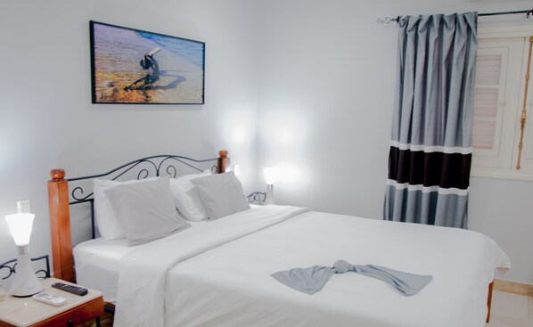 Kahden hengen standard-huone, 1 keskisuuri parisänky | Ylelliset vuodevaatteet, untuvapeitot, minibaari, tallelokero huoneessa