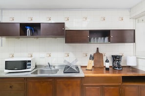 Apartamento, 4 quartos | Cozinha privada | Geladeira grande, micro-ondas, fogão, cooktop