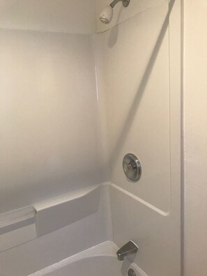 Ensemble douche/baignoire, sèche-cheveux, serviettes fournies