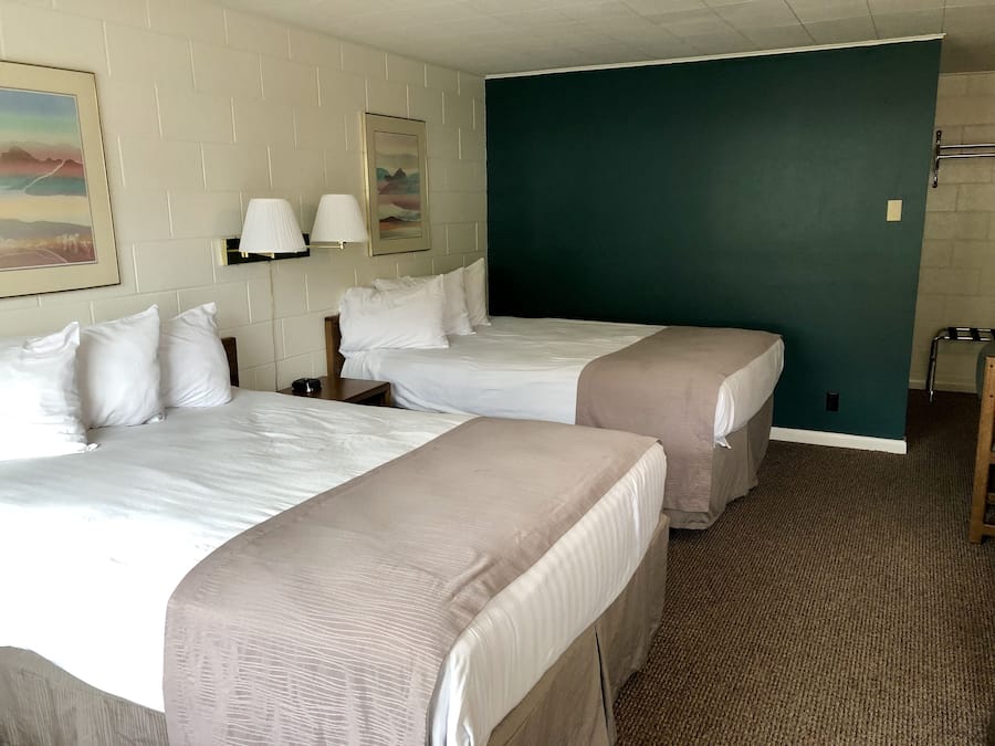Quarto solteiro, 2 camas Queen | Escrivaninha, Wi-Fi de cortesia, roupa de cama