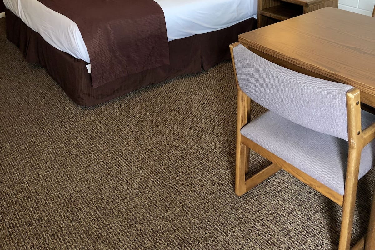 Quarto solteiro, 1 cama King | Escrivaninha, Wi-Fi de cortesia, roupa de cama