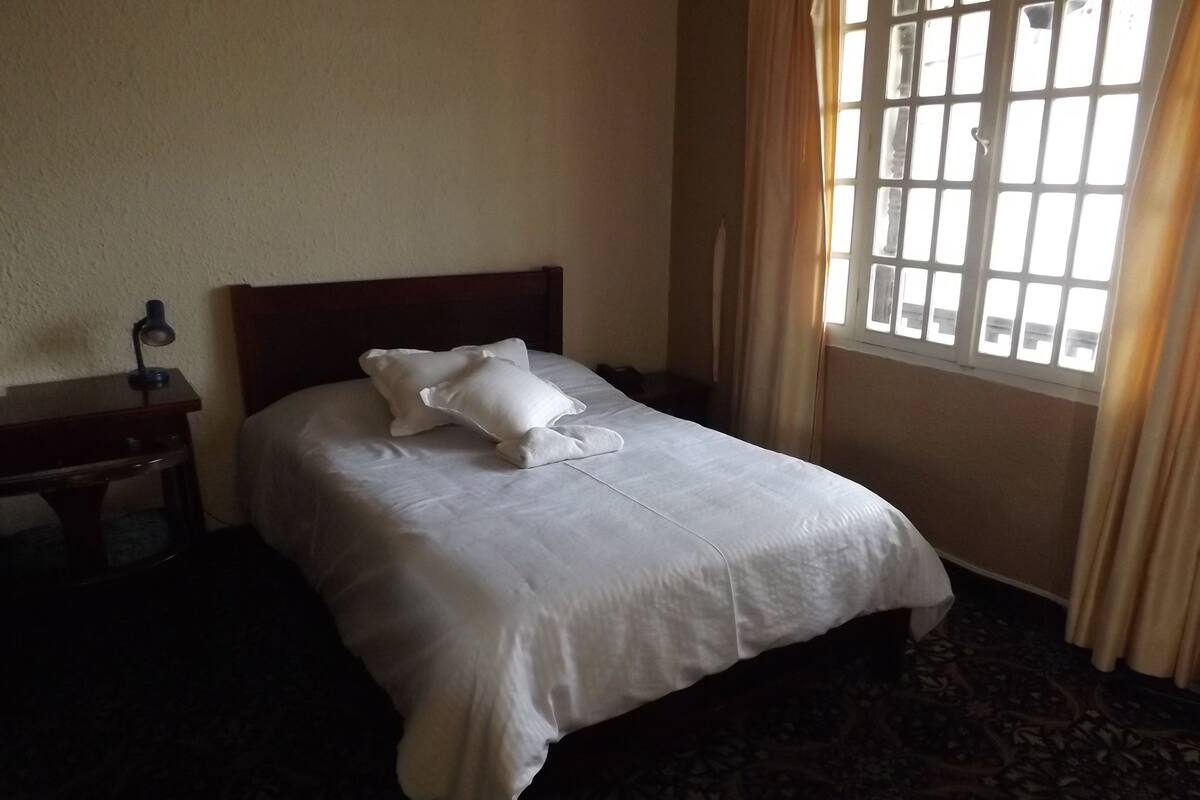 Escritorio, tabla de planchar con plancha y wifi gratis