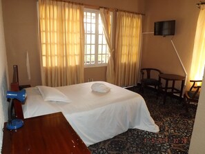 Single Room | Desk, iron/ironing board, free WiFi