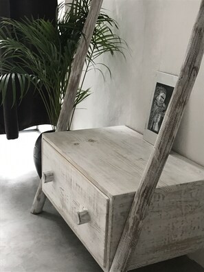 Chambre Deluxe | Décoration personnalisée, rideaux occultants, fer et planche à repasser