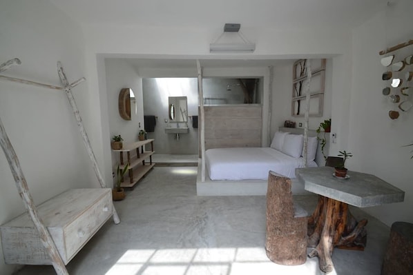 Chambre Deluxe | Décoration personnalisée, rideaux occultants, fer et planche à repasser