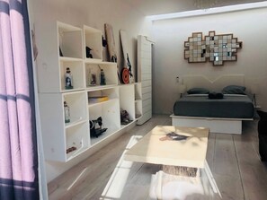Habitación Deluxe | Decoración individual, cortinas opacas, tabla de planchar con plancha
