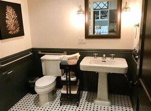 Suite, 1 slaapkamer, kitchenette | Badkamer | Een douche, gratis toiletartikelen, handdoeken