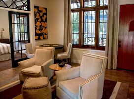 Suite, 1 habitación, cocina básica | Zona de estar | Una televisión de pantalla plana