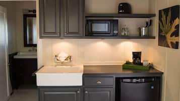 Faller's Cabin | Private kitchen | Fridge, microwave, coffee/tea maker