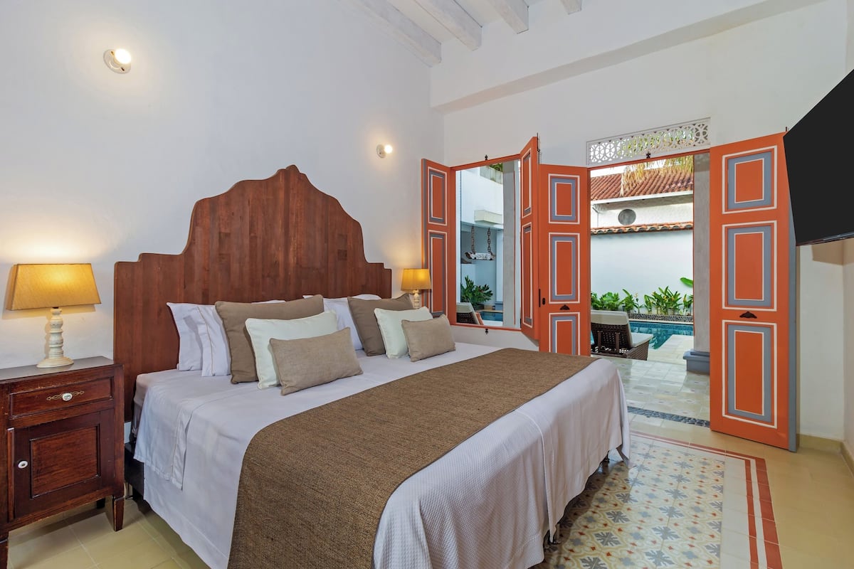 Ropa de cama de alta calidad, escritorio y wifi gratis