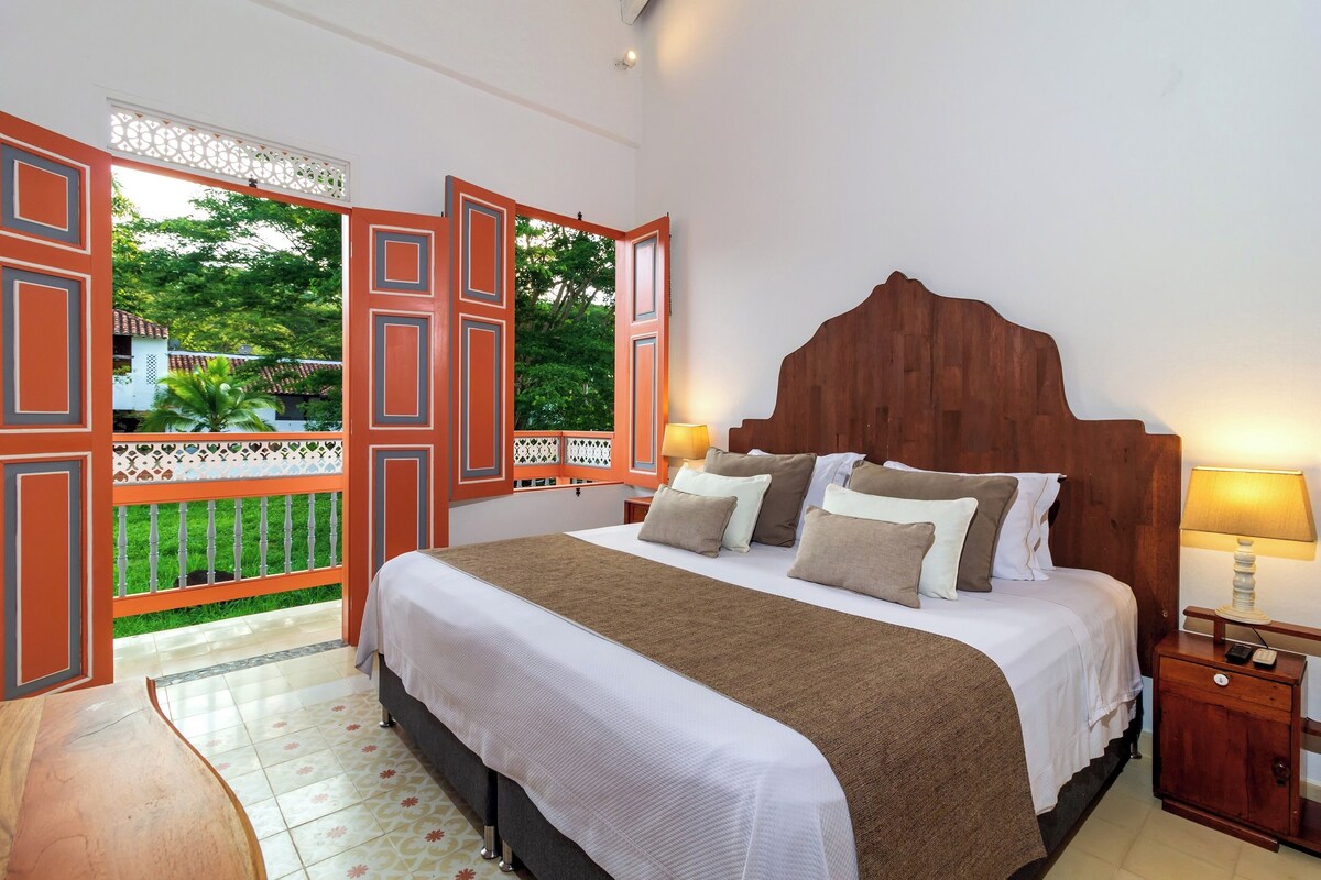 Premium bedding, desk, WiFi (free), individually decorated