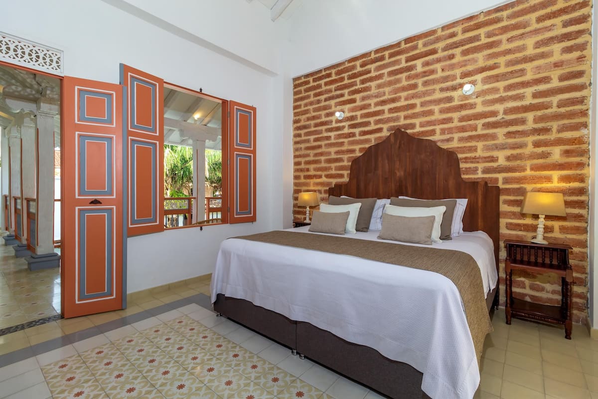 Premium bedding, desk, WiFi (free), individually decorated